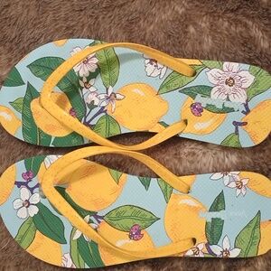 Vera Bradley Lemon Print Flip Flops